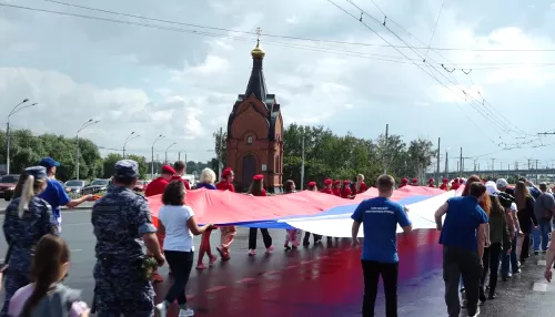 Торжественно и патриотично в Барнауле отпраздновали День флага