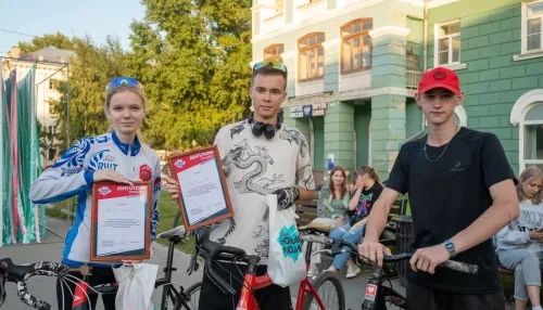 В Барнауле прошел велоквест в честь Дня Государственного флага России