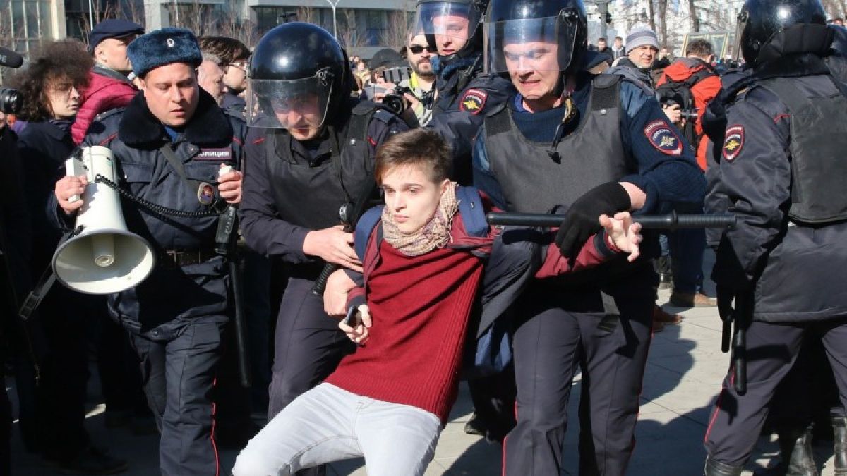 Организаторы митингов в России заплатят за "использование" подростков
