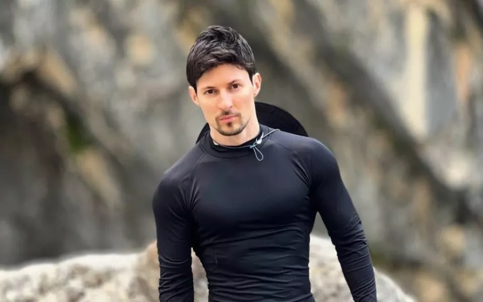 Павла Дурова заметили гуляющим по Парижу со спутницей