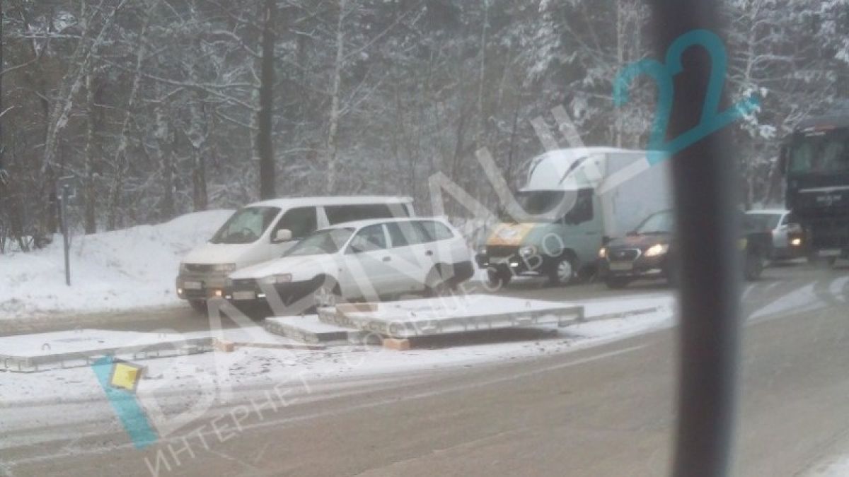 Бетонные плиты рассыпал грузовик на одной из дорог Барнаула, блокировав движение