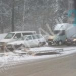 Бетонные плиты рассыпал грузовик на одной из дорог Барнаула, блокировав движение