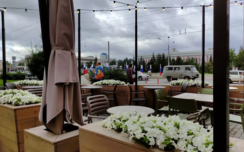 Правила размещения алкогольных летних кафе и веранд утвердили в Алтайском крае