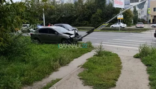 В Барнауле 76-летний водитель Renault протаранил дорожный знак после ДТП с RAV4