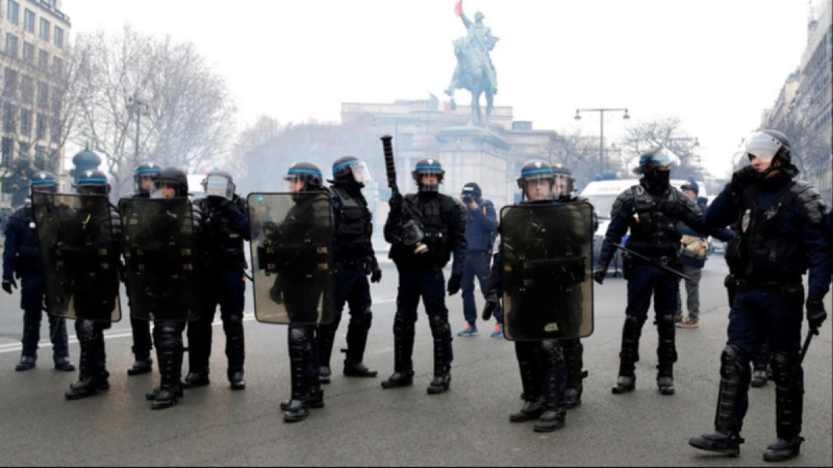 Число задержанных на протестах в Париже достигло 79 