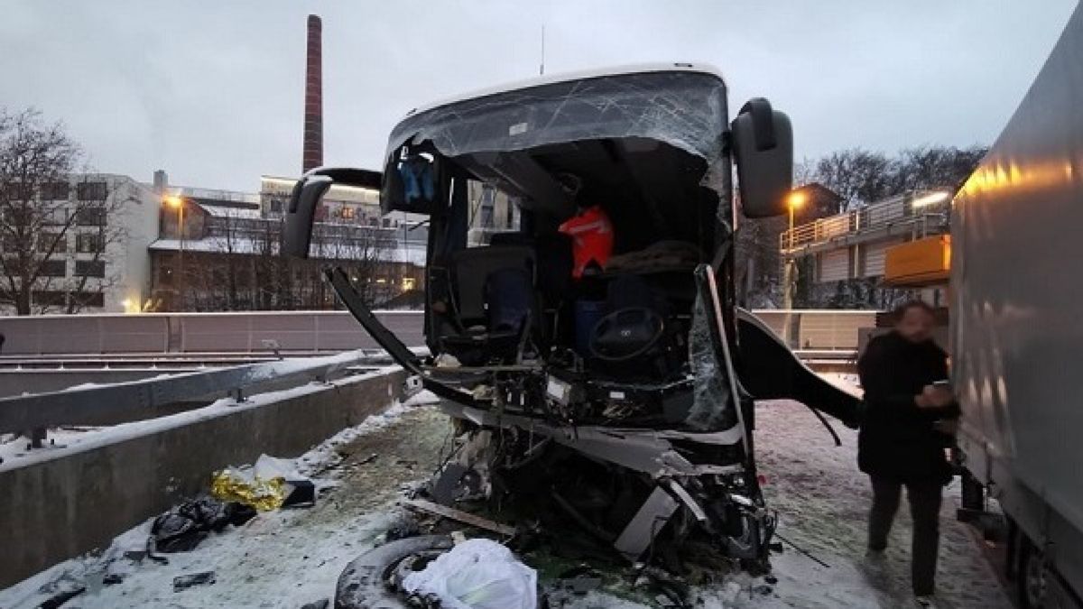 Автобус врезался в стену в Швейцарии: пострадали десять россиян