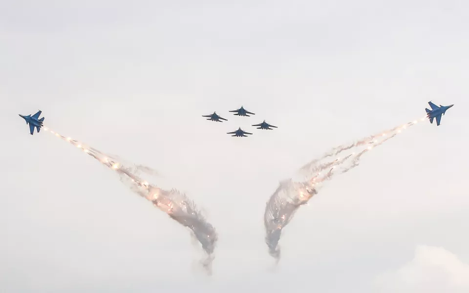 Небесная феерия: большой фоторепортаж с авиашоу Русских витязей в Барнауле