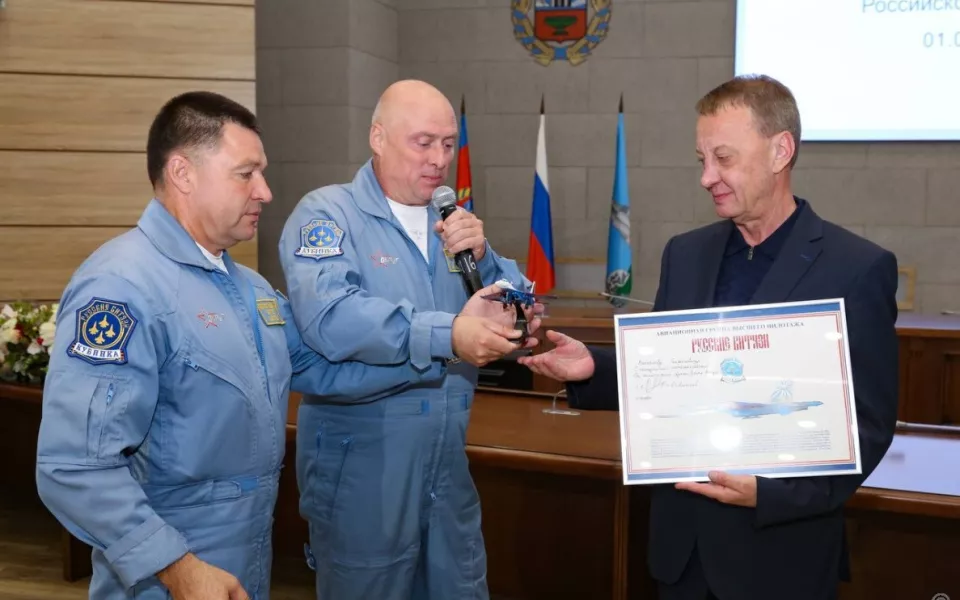 Пилоты Русских витязей и глава Барнаула обменялись подарками и благодарностями