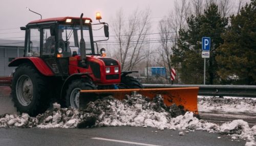 Как и где убирают снег с дорог Барнаула 17 декабря