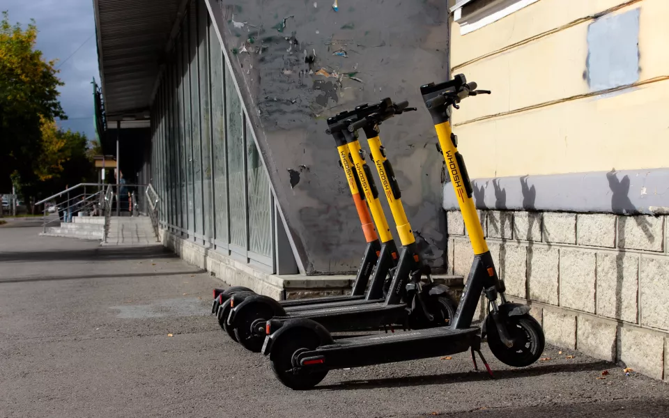 Россиян предупредили об уловке мошенников при аренде электросамокатов