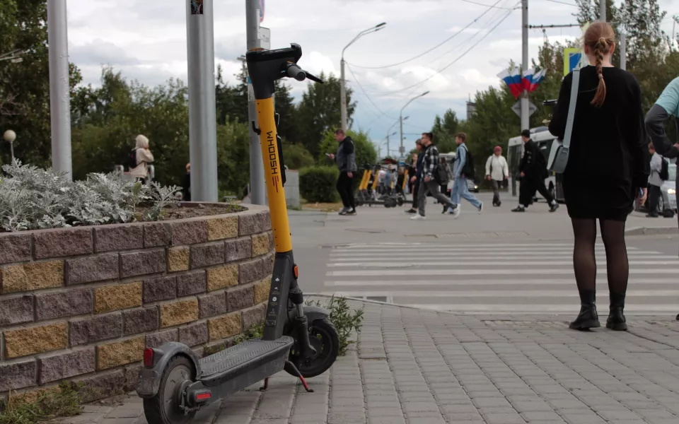 По факту жесткого столкновения самоката с пешеходом в Барнауле завели уголовное дело