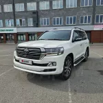 Белый Land Cruiser в жирной комплектации продают за 8,3 млн рублей в Барнауле