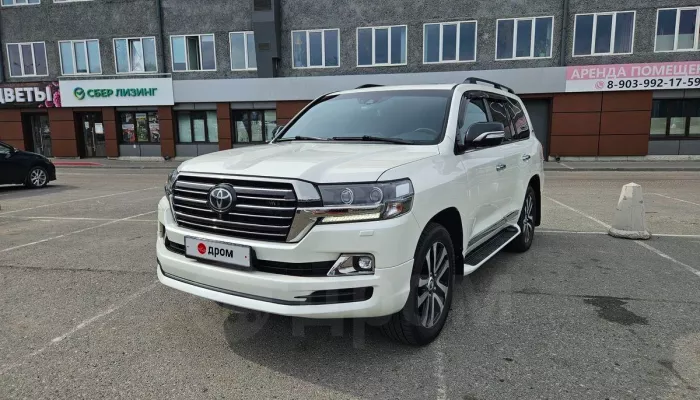 Белый Land Cruiser в жирной комплектации продают за 8,3 млн рублей в Барнауле