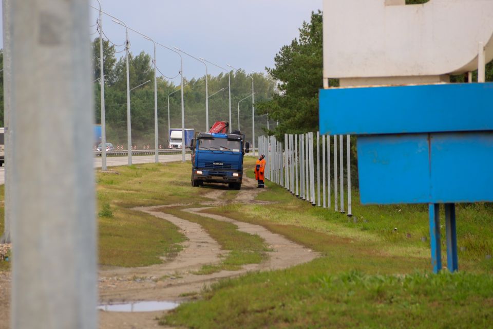 Монтаж противолосиного забора на Правобережном тракте