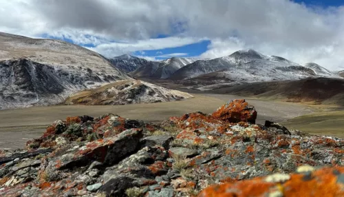 Первый сентябрьский снег задержался на склонах Горного Алтая. Фото