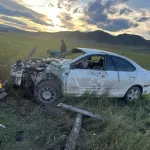 Погиб 34-летний пассажир: на алтайской трассе Toyota слетела в кювет и перевернулась