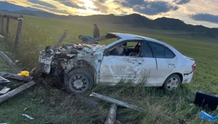 Погиб 34-летний пассажир: на алтайской трассе Toyota слетела в кювет и перевернулась