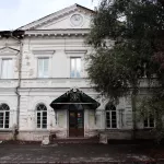Автодром для трактористов оборудуют позади старинного здания в самом центре Барнаула