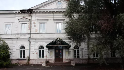 Горное училище в центре Барнаула требуют огородить через суд