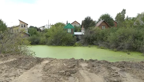 Озеро рядом с поселком Южным засыпали землей, глиной и строительным мусором