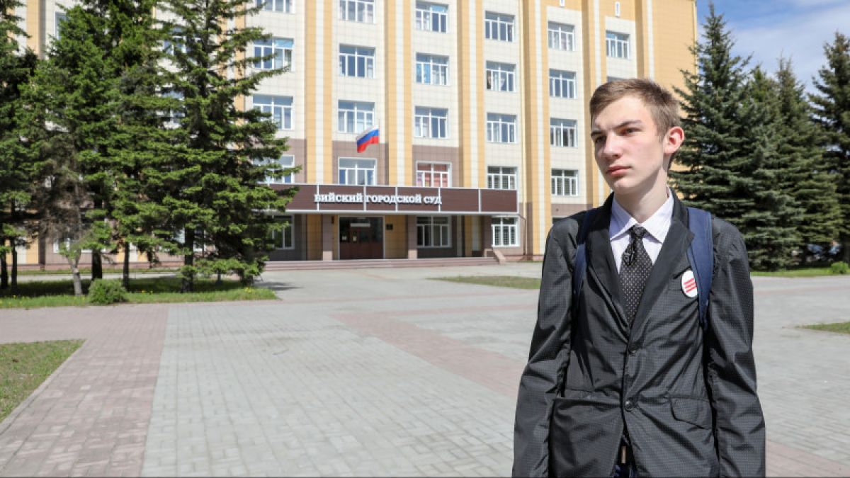 Школьника в Бийске вызвали на допрос из-за сториз с полицейским в Instagram