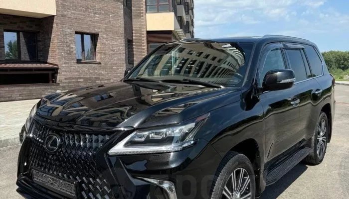 Мощный Lexus LX570 в люксовой комплектации продают за 11 млн в Барнауле