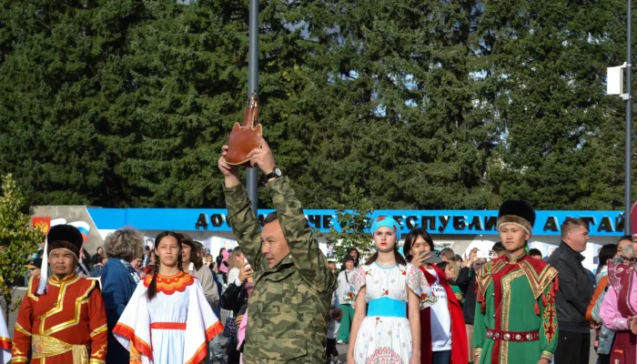 В Горно-Алтайске в День города прошел патриотический марафон Вместе победим!. Фото