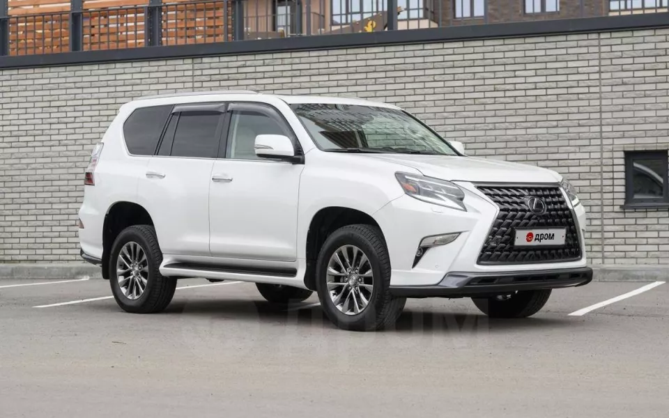 Белоснежный Lexus GX460 в premium-комплектациии продают за 8 млн рублей в Барнауле