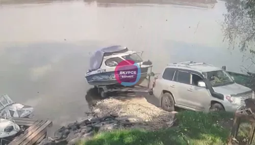 В Алтайском крае водитель случайно утопил Land Cruiser в Оби