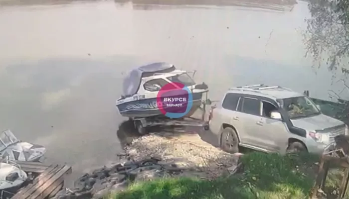 В Алтайском крае водитель случайно утопил Land Cruiser в Оби