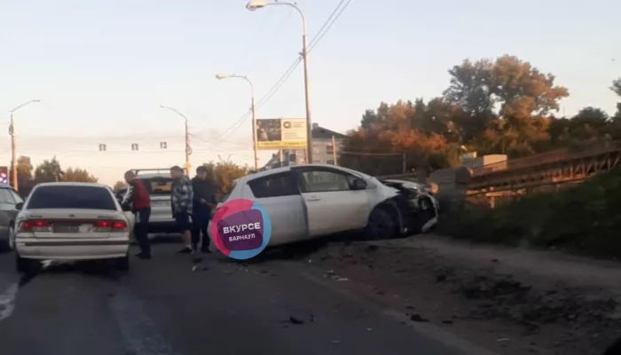 Жители Барнаула встали в пробку из-за ДТП на развязке