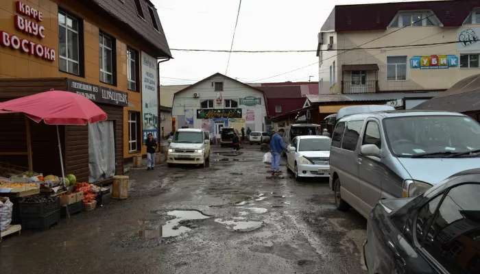 Убитые дороги у двух ТЦ в Горно-Алтайске довели собственников до суда. Фото