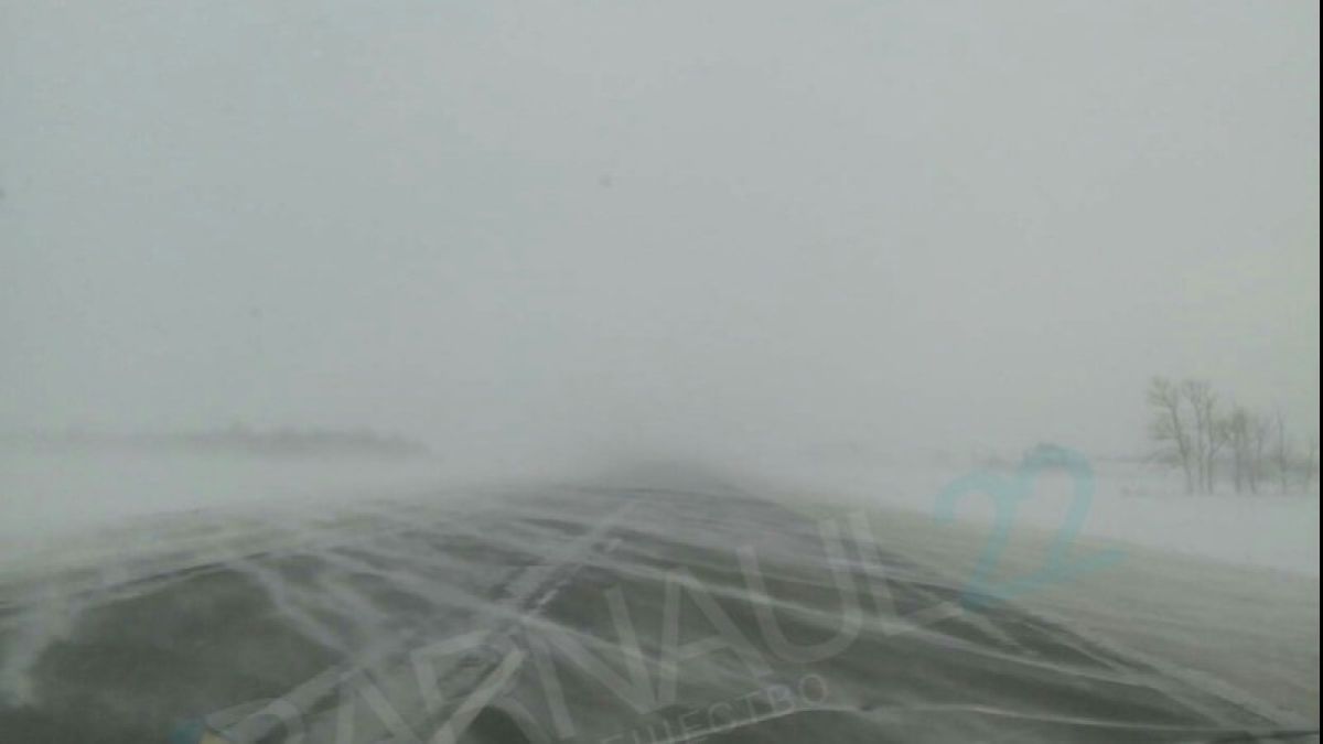 Водителей предупреждают о метели и сильном боковом ветре на алтайских трассах