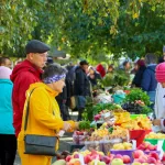 Заложники помойки: жители микрорайона Докучаево борются с уличным рынком. Фото