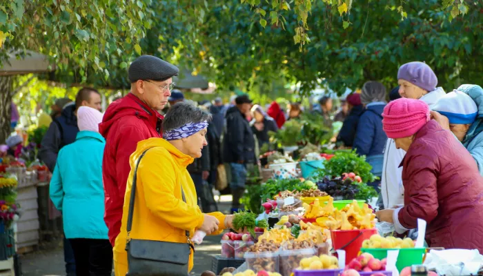 Заложники помойки: жители микрорайона Докучаево борются с уличным рынком. Фото