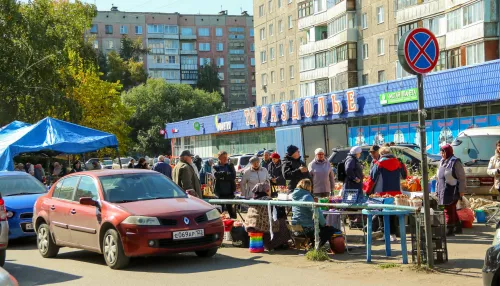 Ситуацию вокруг стихийного рынка на Докучаево прокомментировали власти Барнаула