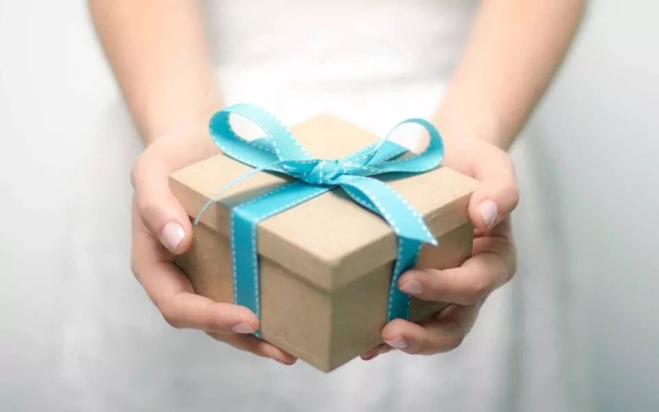 Что такое День подарков, как его отмечают и почему называют Днем коробок