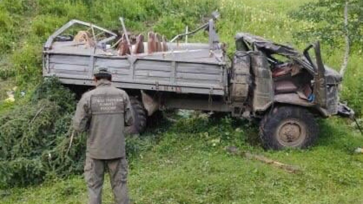 Грузовик, попавший в ДТП на Алтае