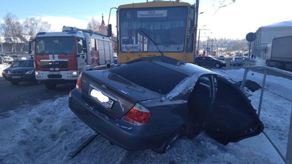 Момент столкновения трамвая с иномаркой в Барнауле попал на видео