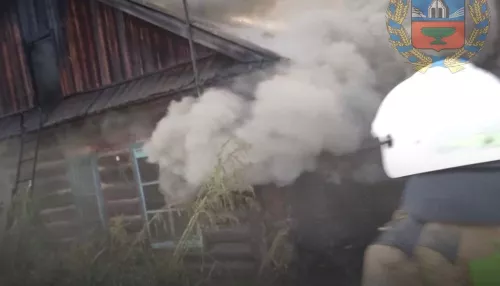 В алтайском селе загорелся частный дом, пока внутри спала пожилая пара