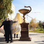 В Барнауле у главного корпуса АГМУ открыли памятный знак Сквер медиков