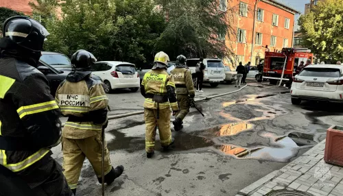 Жильцов трехэтажки в Барнауле эвакуировали из плотного дыма