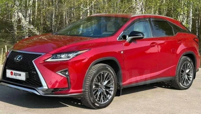 Ярко-красный Lexus с крашеными бамперами продают за 5,6 млн рублей в Барнауле