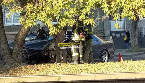 Молодой водитель на Toyota Mark II влетел в дерево на главном проспекте Барнаула