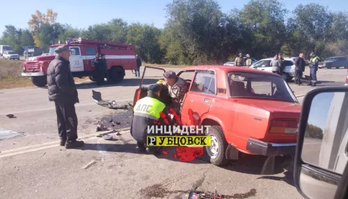 Две легковушки разбились в жестком ДТП под Рубцовском. Фото