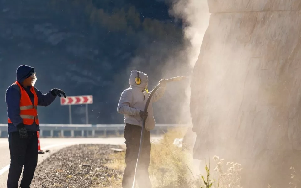 В Горном Алтае больше 500 квадратов скал очистили от надписей. Фото