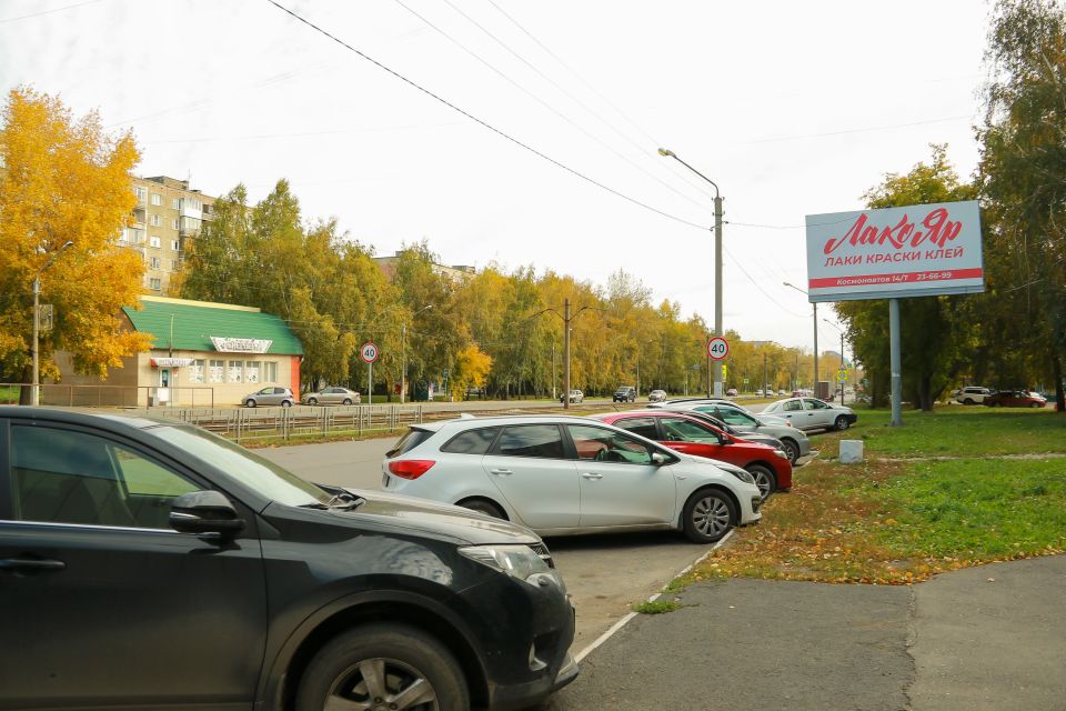 Парковка у дома на ул. А. Петрова, 235/ул. Попова, 61