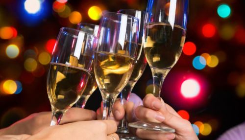 Бокал сухого: алтайский нарколог рассказал, сколько можно выпить на Новый год
