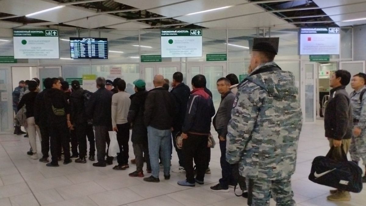 Иностранцев сопроводили приставы 