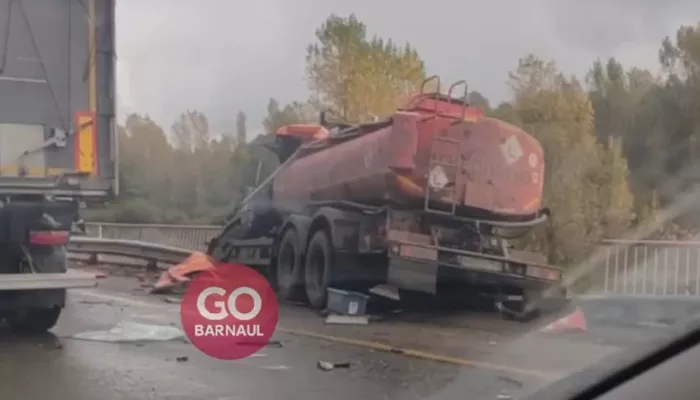 Под Барнаулом бензовоз снес ограждение и едва не слетел с моста